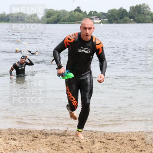 15.06.2025 - 27. Vierlanden-Triathlon Lena Gebhardt http://msf.ph/oto/8025547 15.06.2025 10:57:30 Schwimmen 707, 722 meine-sportfotos.de