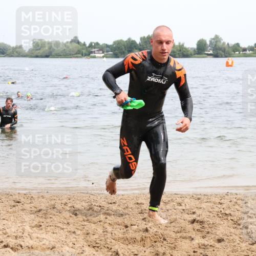 15.06.2025 - 27. Vierlanden-Triathlon Lena Gebhardt http://msf.ph/oto/8025575 15.06.2025 10:57:31 Schwimmen 707, 722 meine-sportfotos.de