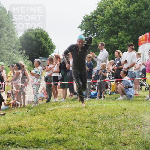 15.06.2025 - 27. Vierlanden-Triathlon KatJ http://msf.ph/oto/8025579 15.06.2025 10:58:41 Schwimmen 636, 667, 684, 732, 747 meine-sportfotos.de