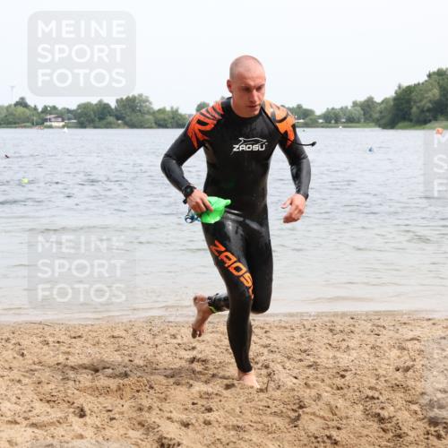 15.06.2025 - 27. Vierlanden-Triathlon Lena Gebhardt http://msf.ph/oto/8025583 15.06.2025 10:57:31 Schwimmen 707, 722 meine-sportfotos.de