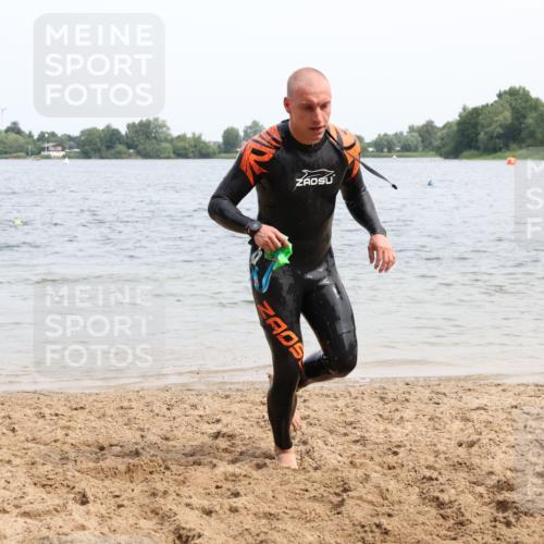 15.06.2025 - 27. Vierlanden-Triathlon Lena Gebhardt http://msf.ph/oto/8025594 15.06.2025 10:57:31 Schwimmen 707, 722 meine-sportfotos.de