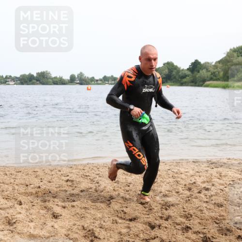 15.06.2025 - 27. Vierlanden-Triathlon Lena Gebhardt http://msf.ph/oto/8025601 15.06.2025 10:57:31 Schwimmen 707, 722 meine-sportfotos.de