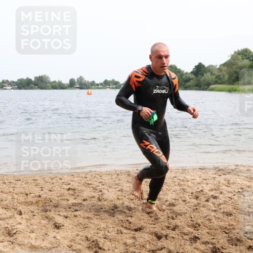 15.06.2025 - 27. Vierlanden-Triathlon Lena Gebhardt http://msf.ph/oto/8025609 15.06.2025 10:57:31 Schwimmen 707, 722 meine-sportfotos.de