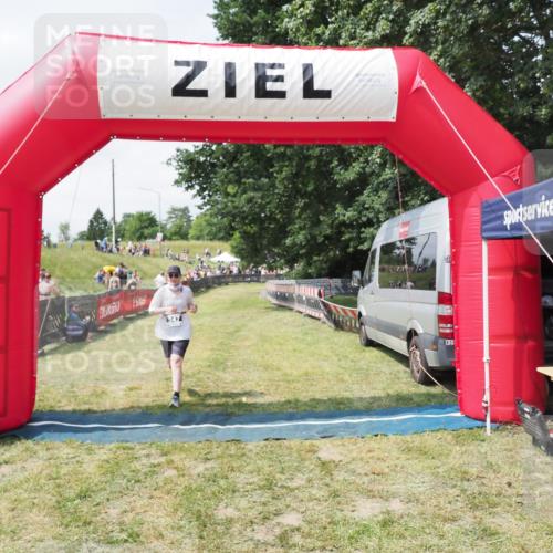 21.06.2025 - 27. Vierlanden-Triathlon MichiJ http://msf.ph/oto/8025615 15.06.2026 11:55:56 Ziel 547 meine-sportfotos.de