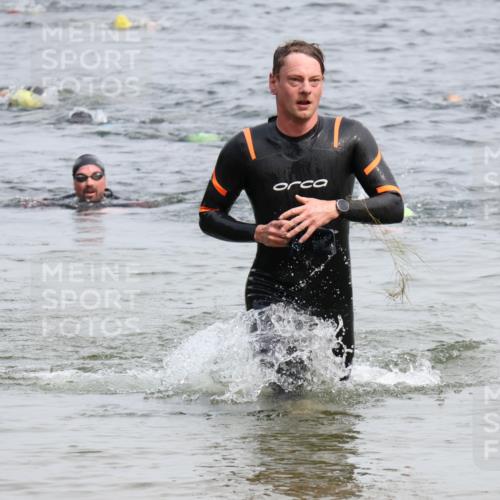 15.06.2025 - 27. Vierlanden-Triathlon Lena Gebhardt http://msf.ph/oto/8025616 15.06.2025 10:57:33 Schwimmen 707, 722 meine-sportfotos.de