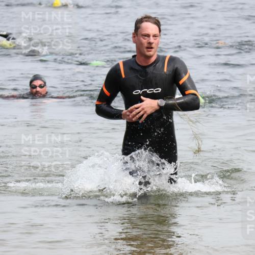 15.06.2025 - 27. Vierlanden-Triathlon Lena Gebhardt http://msf.ph/oto/8025625 15.06.2025 10:57:33 Schwimmen 707, 722 meine-sportfotos.de