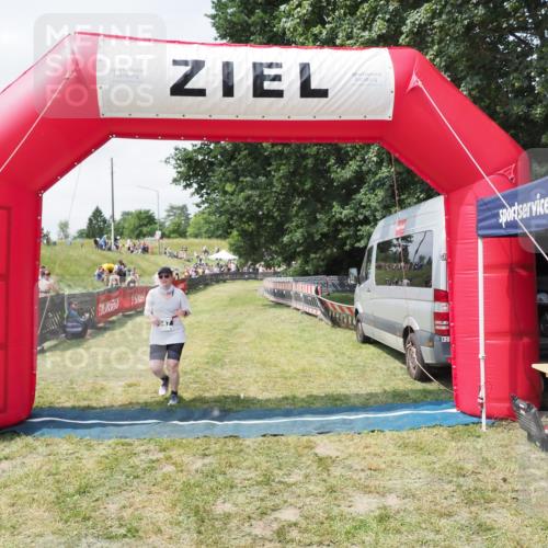 21.06.2025 - 27. Vierlanden-Triathlon MichiJ http://msf.ph/oto/8025627 15.06.2026 11:55:56 Ziel 547 meine-sportfotos.de