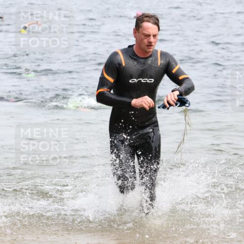 15.06.2025 - 27. Vierlanden-Triathlon Lena Gebhardt http://msf.ph/oto/8025637 15.06.2025 10:57:35 Schwimmen 707, 722 meine-sportfotos.de