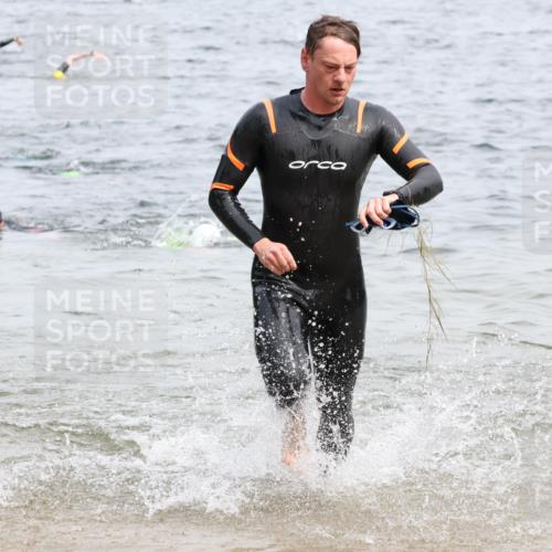 15.06.2025 - 27. Vierlanden-Triathlon Lena Gebhardt http://msf.ph/oto/8025647 15.06.2025 10:57:35 Schwimmen 707, 722 meine-sportfotos.de