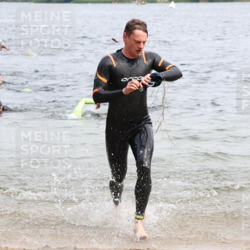 15.06.2025 - 27. Vierlanden-Triathlon Lena Gebhardt http://msf.ph/oto/8025659 15.06.2025 10:57:35 Schwimmen 707, 722 meine-sportfotos.de