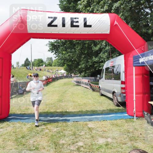 21.06.2025 - 27. Vierlanden-Triathlon MichiJ http://msf.ph/oto/8025663 15.06.2026 11:55:57 Ziel 547 meine-sportfotos.de
