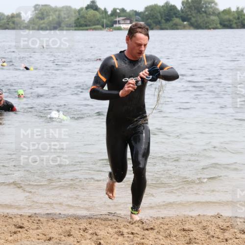 15.06.2025 - 27. Vierlanden-Triathlon Lena Gebhardt http://msf.ph/oto/8025675 15.06.2025 10:57:36 Schwimmen 707, 722 meine-sportfotos.de