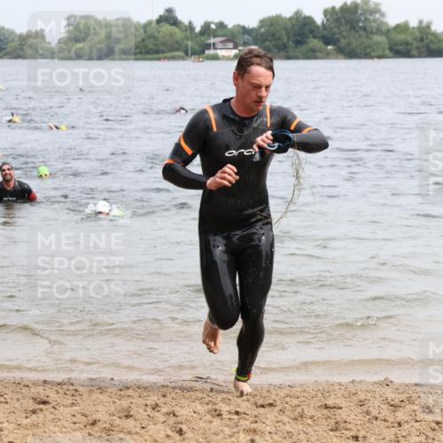 15.06.2025 - 27. Vierlanden-Triathlon Lena Gebhardt http://msf.ph/oto/8025682 15.06.2025 10:57:36 Schwimmen 707, 722 meine-sportfotos.de