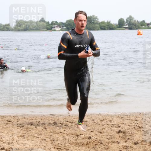 15.06.2025 - 27. Vierlanden-Triathlon Lena Gebhardt http://msf.ph/oto/8025696 15.06.2025 10:57:37 Schwimmen 707, 722, 774 meine-sportfotos.de