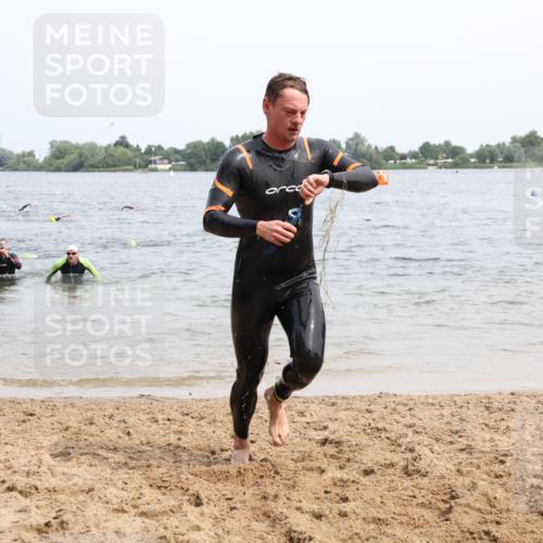 15.06.2025 - 27. Vierlanden-Triathlon Lena Gebhardt http://msf.ph/oto/8025706 15.06.2025 10:57:37 Schwimmen 707, 722, 774 meine-sportfotos.de
