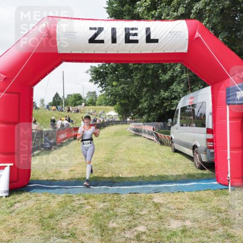 21.06.2025 - 27. Vierlanden-Triathlon MichiJ http://msf.ph/oto/8025718 15.06.2026 11:56:25 Ziel 553 meine-sportfotos.de