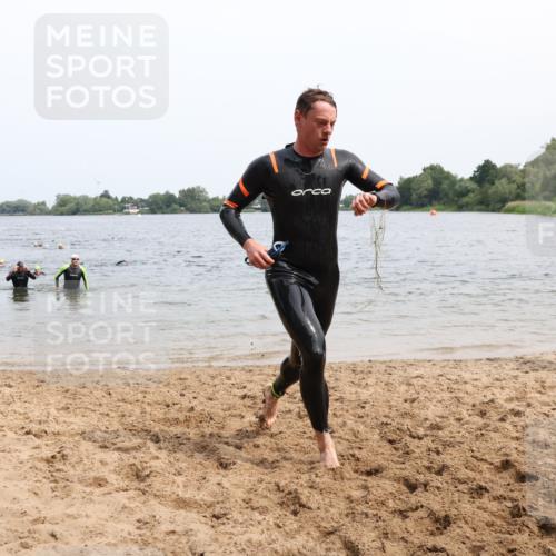 15.06.2025 - 27. Vierlanden-Triathlon Lena Gebhardt http://msf.ph/oto/8025736 15.06.2025 10:57:38 Schwimmen 686, 707, 722, 774 meine-sportfotos.de