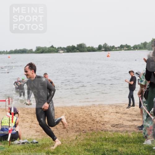 21.06.2025 - 27. Vierlanden-Triathlon MichiJ http://msf.ph/oto/8025739 15.06.2026 10:56:53 Schwimmen 642, 651, 654, 688, 691, 711, 718, 755 meine-sportfotos.de