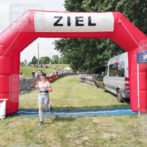 21.06.2025 - 27. Vierlanden-Triathlon MichiJ http://msf.ph/oto/8025747 15.06.2026 11:56:26 Ziel 553 meine-sportfotos.de