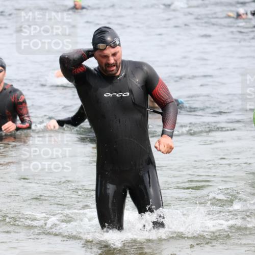 15.06.2025 - 27. Vierlanden-Triathlon Lena Gebhardt http://msf.ph/oto/8025748 15.06.2025 10:57:43 Schwimmen 686, 707, 738, 774 meine-sportfotos.de