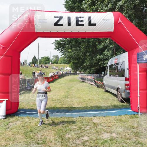 21.06.2025 - 27. Vierlanden-Triathlon MichiJ http://msf.ph/oto/8025756 15.06.2026 11:56:26 Ziel 553 meine-sportfotos.de