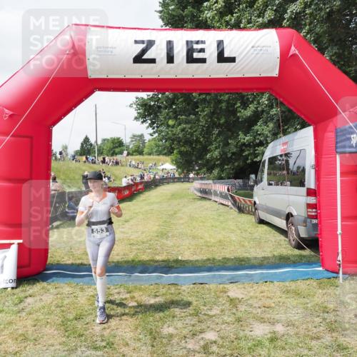 21.06.2025 - 27. Vierlanden-Triathlon MichiJ http://msf.ph/oto/8025765 15.06.2026 11:56:26 Ziel 553 meine-sportfotos.de