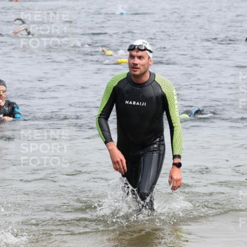15.06.2025 - 27. Vierlanden-Triathlon Lena Gebhardt http://msf.ph/oto/8025769 15.06.2025 10:57:44 Schwimmen 686, 707, 738, 774 meine-sportfotos.de