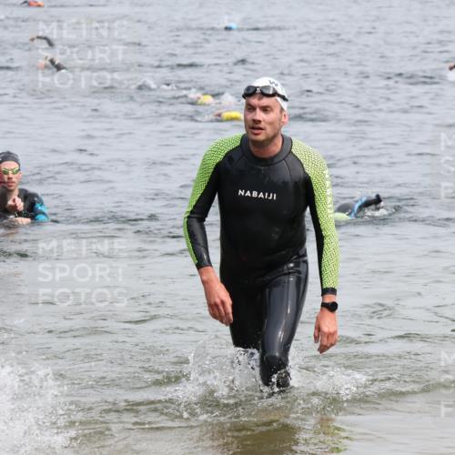 15.06.2025 - 27. Vierlanden-Triathlon Lena Gebhardt http://msf.ph/oto/8025778 15.06.2025 10:57:44 Schwimmen 686, 707, 738, 774 meine-sportfotos.de