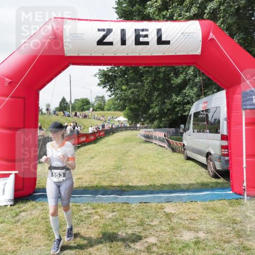 21.06.2025 - 27. Vierlanden-Triathlon MichiJ http://msf.ph/oto/8025796 15.06.2026 11:56:27 Ziel 553 meine-sportfotos.de