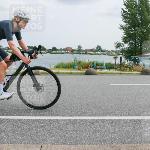 21.06.2025 - 27. Vierlanden-Triathlon H.Heesch http://msf.ph/oto/8025798 15.06.2025 12:07:57 Radfahren 218, 224, 716, 881, 908, 980 meine-sportfotos.de