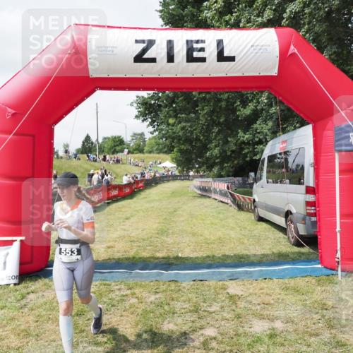 21.06.2025 - 27. Vierlanden-Triathlon MichiJ http://msf.ph/oto/8025806 15.06.2026 11:56:27 Ziel 553 meine-sportfotos.de
