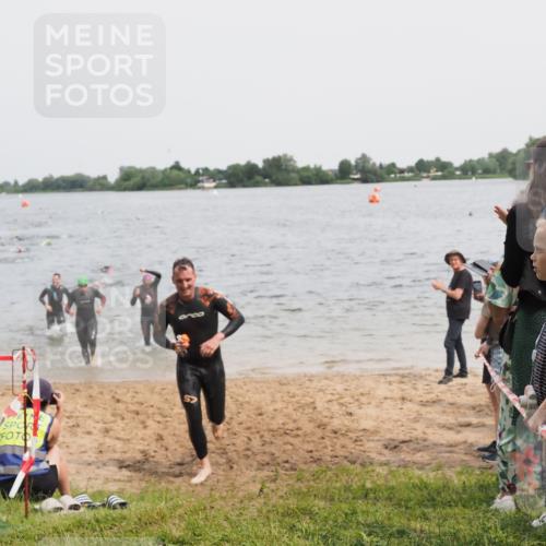 21.06.2025 - 27. Vierlanden-Triathlon MichiJ http://msf.ph/oto/8025817 15.06.2026 10:56:55 Schwimmen 642, 651, 654, 688, 711, 718, 755 meine-sportfotos.de