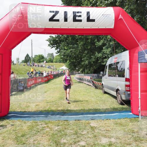 21.06.2025 - 27. Vierlanden-Triathlon MichiJ http://msf.ph/oto/8025837 15.06.2026 11:57:04 Ziel 581 meine-sportfotos.de