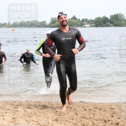 15.06.2025 - 27. Vierlanden-Triathlon Lena Gebhardt http://msf.ph/oto/8025840 15.06.2025 10:57:46 Schwimmen 686, 705, 707, 738, 774 meine-sportfotos.de