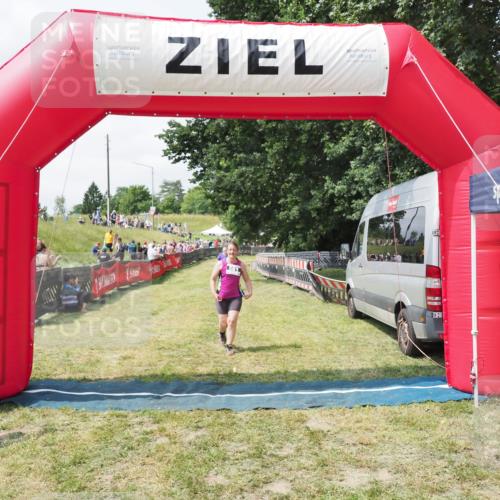 21.06.2025 - 27. Vierlanden-Triathlon MichiJ http://msf.ph/oto/8025844 15.06.2026 11:57:04 Ziel 581 meine-sportfotos.de