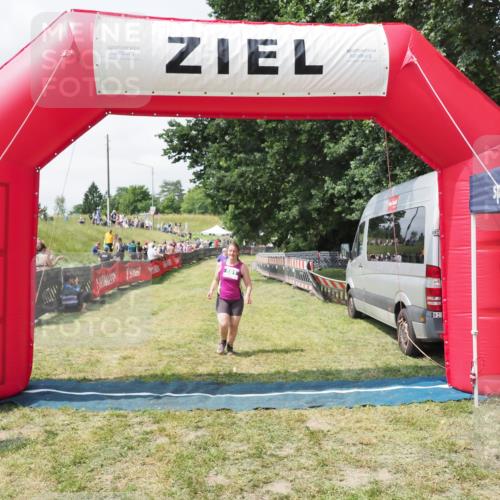 21.06.2025 - 27. Vierlanden-Triathlon MichiJ http://msf.ph/oto/8025847 15.06.2026 11:57:04 Ziel 581 meine-sportfotos.de