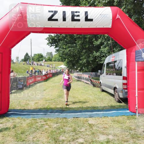 21.06.2025 - 27. Vierlanden-Triathlon MichiJ http://msf.ph/oto/8025855 15.06.2026 11:57:04 Ziel 581 meine-sportfotos.de