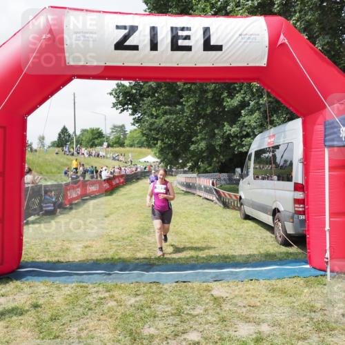 21.06.2025 - 27. Vierlanden-Triathlon MichiJ http://msf.ph/oto/8025858 15.06.2026 11:57:04 Ziel 581 meine-sportfotos.de