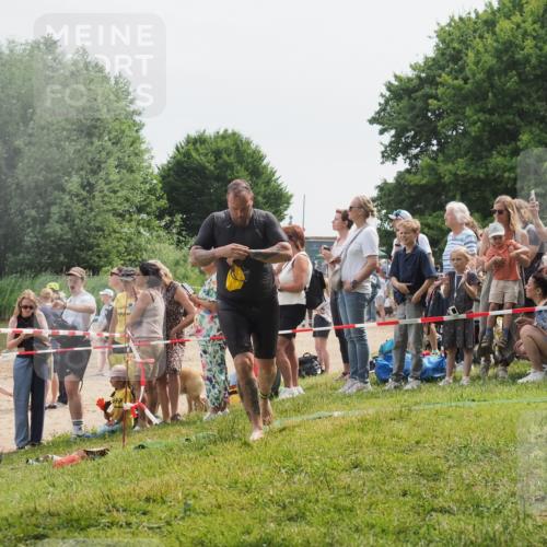 15.06.2025 - 27. Vierlanden-Triathlon KatJ http://msf.ph/oto/8025859 15.06.2025 10:58:57 Schwimmen 743, 760 meine-sportfotos.de