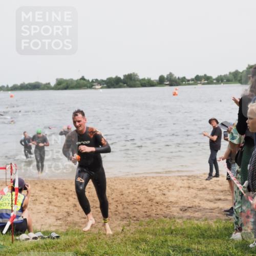 21.06.2025 - 27. Vierlanden-Triathlon MichiJ http://msf.ph/oto/8025862 15.06.2026 10:56:55 Schwimmen 642, 651, 654, 688, 711, 718, 755 meine-sportfotos.de