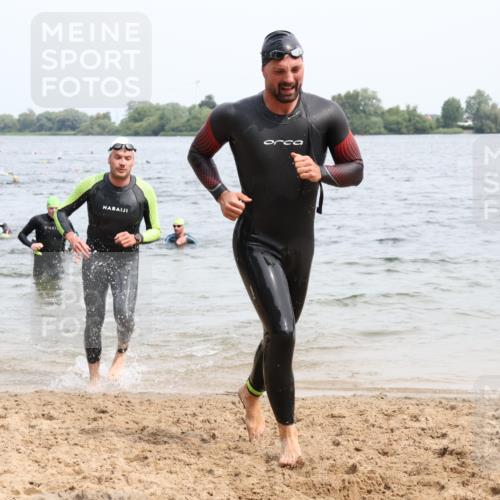 15.06.2025 - 27. Vierlanden-Triathlon Lena Gebhardt http://msf.ph/oto/8025863 15.06.2025 10:57:47 Schwimmen 686, 705, 707, 738, 774 meine-sportfotos.de