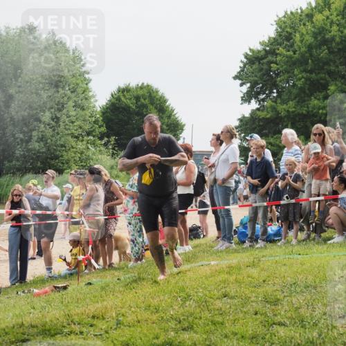 15.06.2025 - 27. Vierlanden-Triathlon KatJ http://msf.ph/oto/8025868 15.06.2025 10:58:57 Schwimmen 743, 760 meine-sportfotos.de