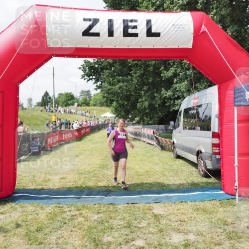 21.06.2025 - 27. Vierlanden-Triathlon MichiJ http://msf.ph/oto/8025870 15.06.2026 11:57:04 Ziel 581 meine-sportfotos.de