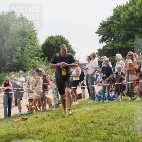 15.06.2025 - 27. Vierlanden-Triathlon KatJ http://msf.ph/oto/8025873 15.06.2025 10:58:57 Schwimmen 743, 760 meine-sportfotos.de