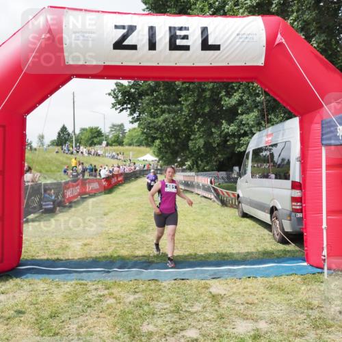 21.06.2025 - 27. Vierlanden-Triathlon MichiJ http://msf.ph/oto/8025877 15.06.2026 11:57:04 Ziel 581 meine-sportfotos.de