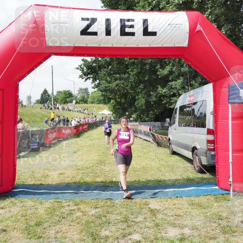 21.06.2025 - 27. Vierlanden-Triathlon MichiJ http://msf.ph/oto/8025898 15.06.2026 11:57:05 Ziel 549, 581 meine-sportfotos.de