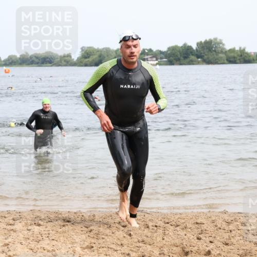15.06.2025 - 27. Vierlanden-Triathlon Lena Gebhardt http://msf.ph/oto/8025899 15.06.2025 10:57:48 Schwimmen 686, 705, 738, 774 meine-sportfotos.de