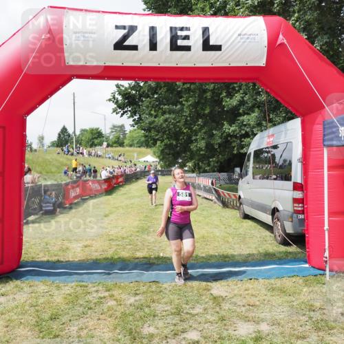 21.06.2025 - 27. Vierlanden-Triathlon MichiJ http://msf.ph/oto/8025911 15.06.2026 11:57:05 Ziel 549, 581 meine-sportfotos.de