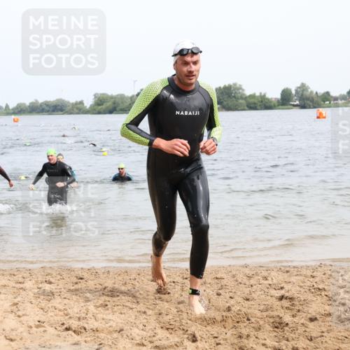 15.06.2025 - 27. Vierlanden-Triathlon Lena Gebhardt http://msf.ph/oto/8025914 15.06.2025 10:57:48 Schwimmen 686, 705, 738, 774 meine-sportfotos.de