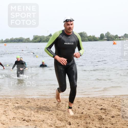 15.06.2025 - 27. Vierlanden-Triathlon Lena Gebhardt http://msf.ph/oto/8025921 15.06.2025 10:57:49 Schwimmen 647, 686, 705, 738, 774 meine-sportfotos.de
